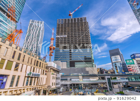 日本の東京都市景観 渋谷駅や姿を現した桜丘口再開発のビル。窓ガラスも一部張られ…＝6月24日 91629042