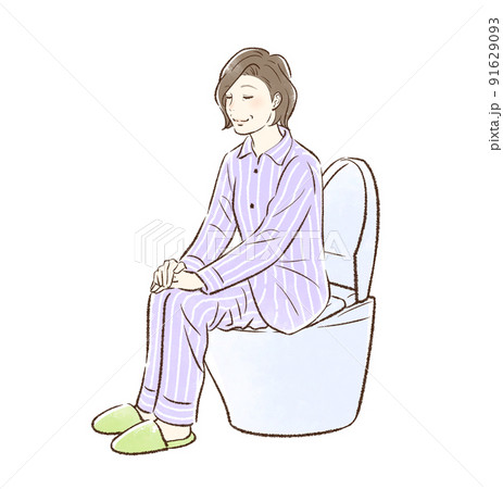 笑顔でトイレに入るパジャマの中年女性＿背景なし 91629093