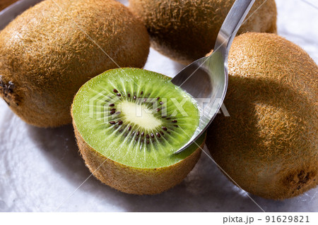 キウイフルーツをスプーンで食べる 91629821