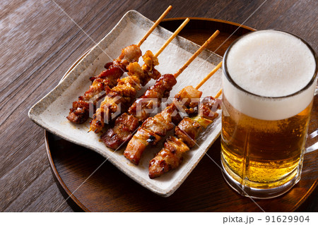 焼き鳥とビール 91629904