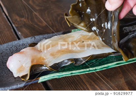 昆布締めした鯛の刺身。昆布の旨味が鯛に染み込んでいる。 昆布締めした鯛の刺身。昆布の旨味が鯛に染み込んでいる。 91629977