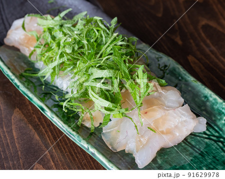 昆布締めした鯛の刺身。大葉をトッピングして。 昆布締めした鯛の刺身。大葉をトッピングして。 91629978
