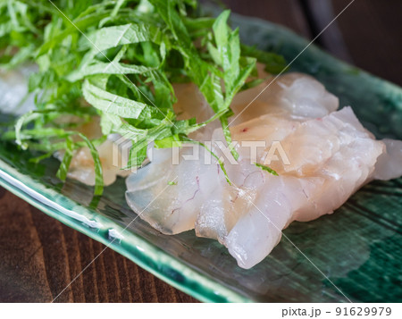 昆布締めした鯛の刺身。大葉をトッピングして。 昆布締めした鯛の刺身。大葉をトッピングして。 91629979