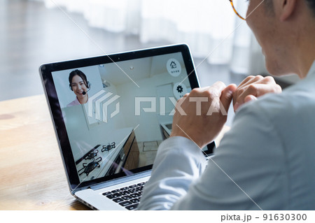 オンラインで物件を内覧する男性 オンラインで物件を内覧する男性 91630300