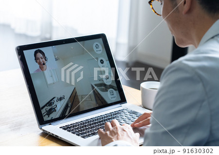 オンラインで物件を内覧する男性 91630302