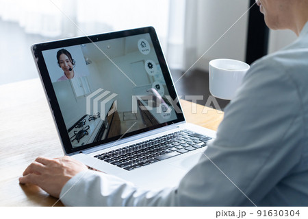 オンラインで物件を内覧する男性 オンラインで物件を内覧する男性 91630304