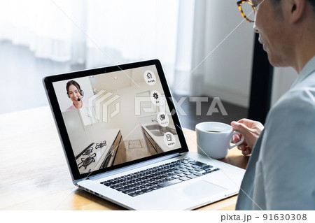 オンラインで物件を内覧する男性 91630308