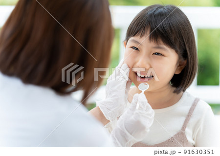 歯科検診を受ける女の子 91630351