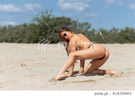 Naked women in panties hugging on beach - Stock Photo [78538807] - PIXTA