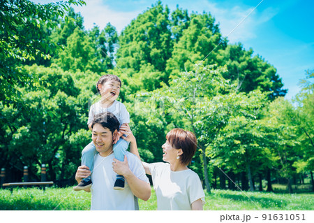 公園で肩車しながら遊ぶ親子 公園で肩車しながら遊ぶ親子 91631051