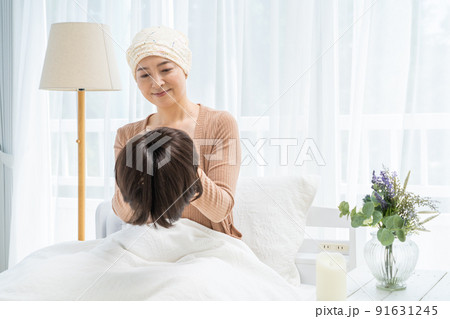 医療用ウィッグを手入れする患者の女性 医療用ウィッグを手入れする患者の女性 91631245