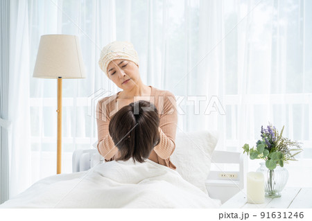 医療用ウィッグを手入れする患者の女性 91631246