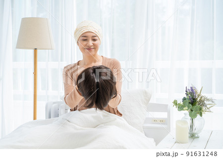 医療用ウィッグを手入れする患者の女性 91631248