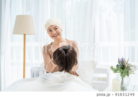 医療用ウィッグを手入れする患者の女性 91631249