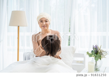 医療用ウィッグを手入れする患者の女性 91631250