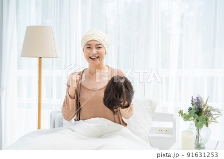 医療用ウィッグを手入れする患者の女性 91631253