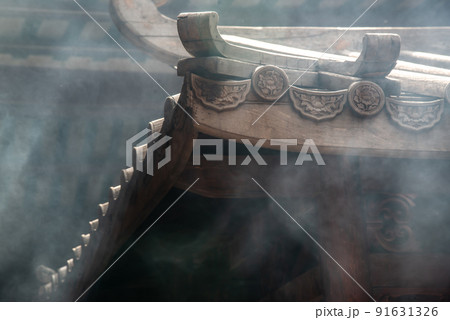 Traditional patterns of the ancient Chinese Temple roof, Within the Dragon Temple Kammalawat (Wat Lengnoeiyi), Wat Leng Noei Yi is the most important Chinese Buddhist temple in Bangkok, Thailand. 91631326