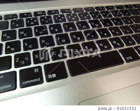 入力を待つ古いマックのキーボード 91631532