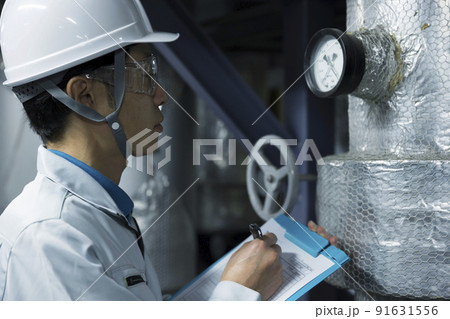 工場を点検する作業員男性 91631556