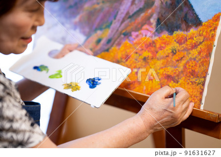 絵を描くシニア女性 91631627
