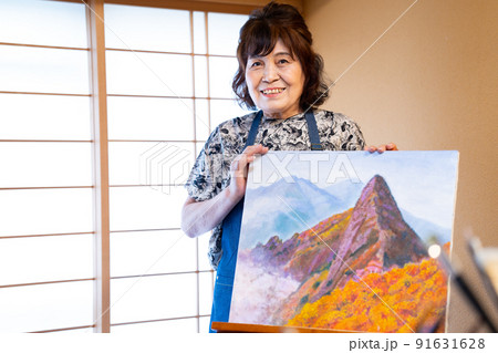 絵を描くシニア女性 91631628