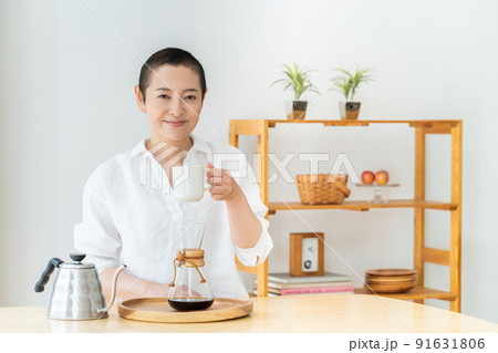 エコで健康的なライフスタイルイメージ ミドル女性 エコで健康的なライフスタイルイメージ ミドル女性 91631806