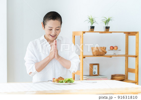 エコで健康的なライフスタイルイメージ　ミドル女性 91631810