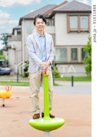 公園の遊具で遊ぶ大人　男性　カジュアル 91631888