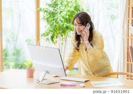 リモートワークする若い女性 91631901
