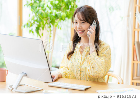 リモートワークする若い女性 91631973