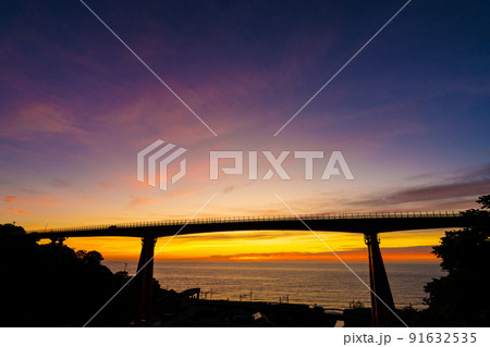 米山大橋の夕日 91632535