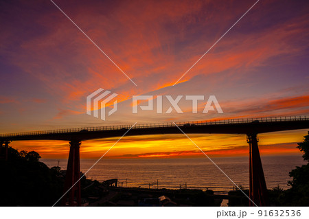 米山大橋の夕日 91632536