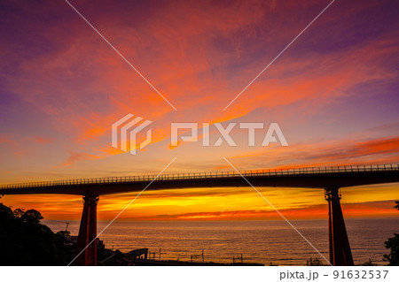 米山大橋の夕日 91632537