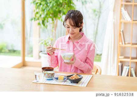 食事を摂る若い女性 91632538