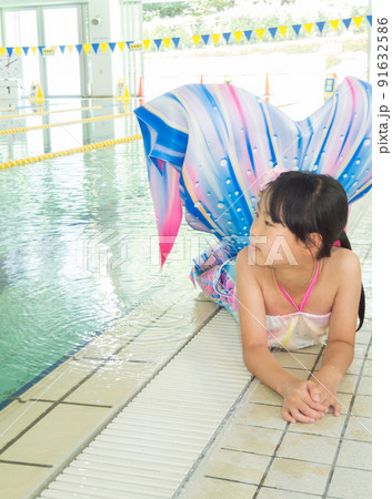温水プールでマーメイドを練習している可愛い小学生の女の子の姿 温水プールでマーメイドを練習している可愛い小学生の女の子の姿 91632586