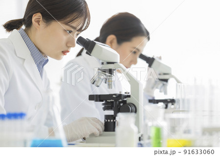 顕微鏡を覗く白衣の女性 研究 実験 顕微鏡を覗く白衣の女性 研究 実験 91633060
