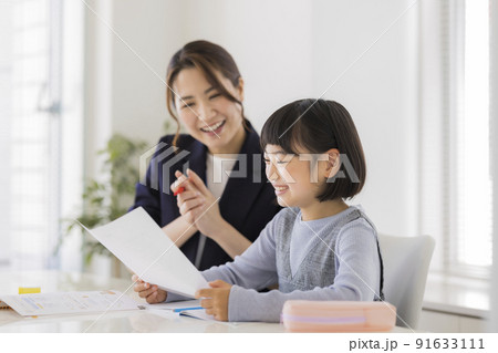 学習塾でテストの結果を喜ぶ女の子 小学生  91633111