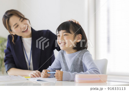 塾で学習をする小学生 女の子 勉強 91633113