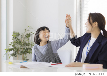 塾で学習をする小学生 女の子 勉強 塾で学習をする小学生 女の子 勉強 91633114