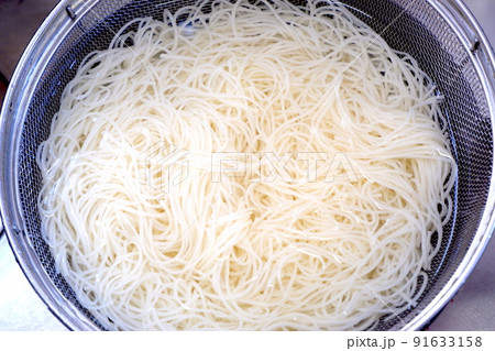 水につけた素麺 91633158