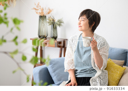 コーヒーなどを飲んでくつろぐ女性 コーヒーなどを飲んでくつろぐ女性 91633334