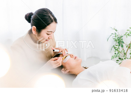 まつ毛パーマをする女性とアイリスト 91633418