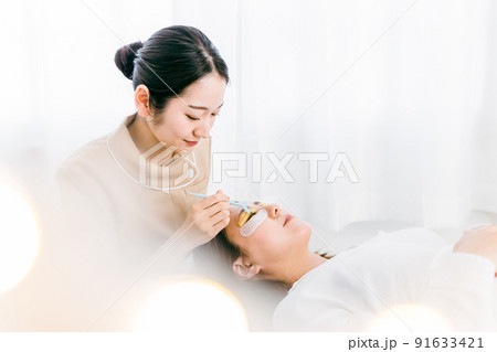 まつ毛パーマをする女性とアイリスト まつ毛パーマをする女性とアイリスト 91633421
