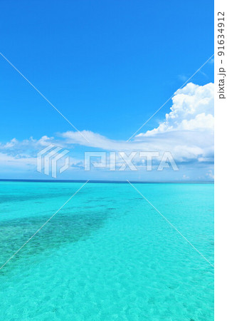 沖縄　夏の青空と海 91634912