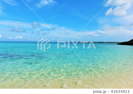 沖縄　宮古島　青空と海（撮影地：砂山ビーチ） 91634923