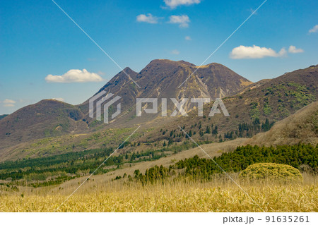 くじゅう連山の三俣山。牧の戸峠から沓掛山へのトレッキングルートより撮影。 くじゅう連山の三俣山。牧の戸峠から沓掛山へのトレッキングルートより撮影。 91635261