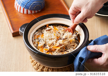 土鍋で炊いたキノコご飯 土鍋で炊いたキノコご飯 91635510