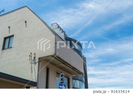 斜線制限を避けて建てられている住宅 91635614