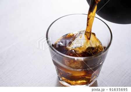 アイスコーヒーを注ぐ 91635695
