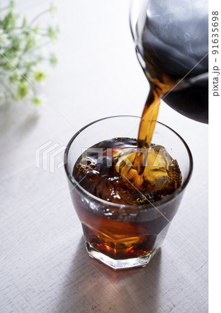 アイスコーヒーを注ぐ アイスコーヒーを注ぐ 91635698